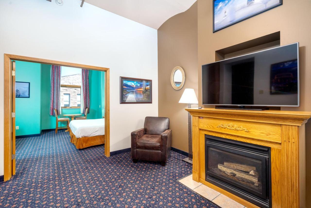 The Suites Hotel At Waterfront Plaza Дулут Екстер'єр фото