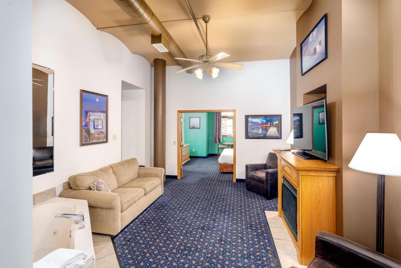 The Suites Hotel At Waterfront Plaza Дулут Екстер'єр фото