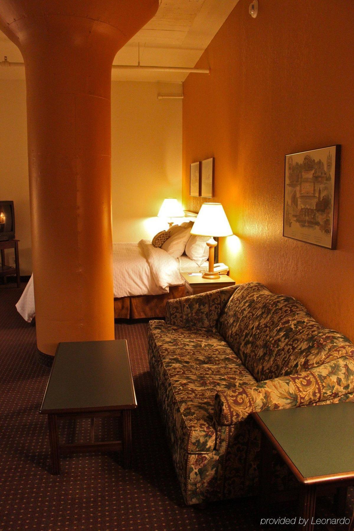 The Suites Hotel At Waterfront Plaza Дулут Номер фото