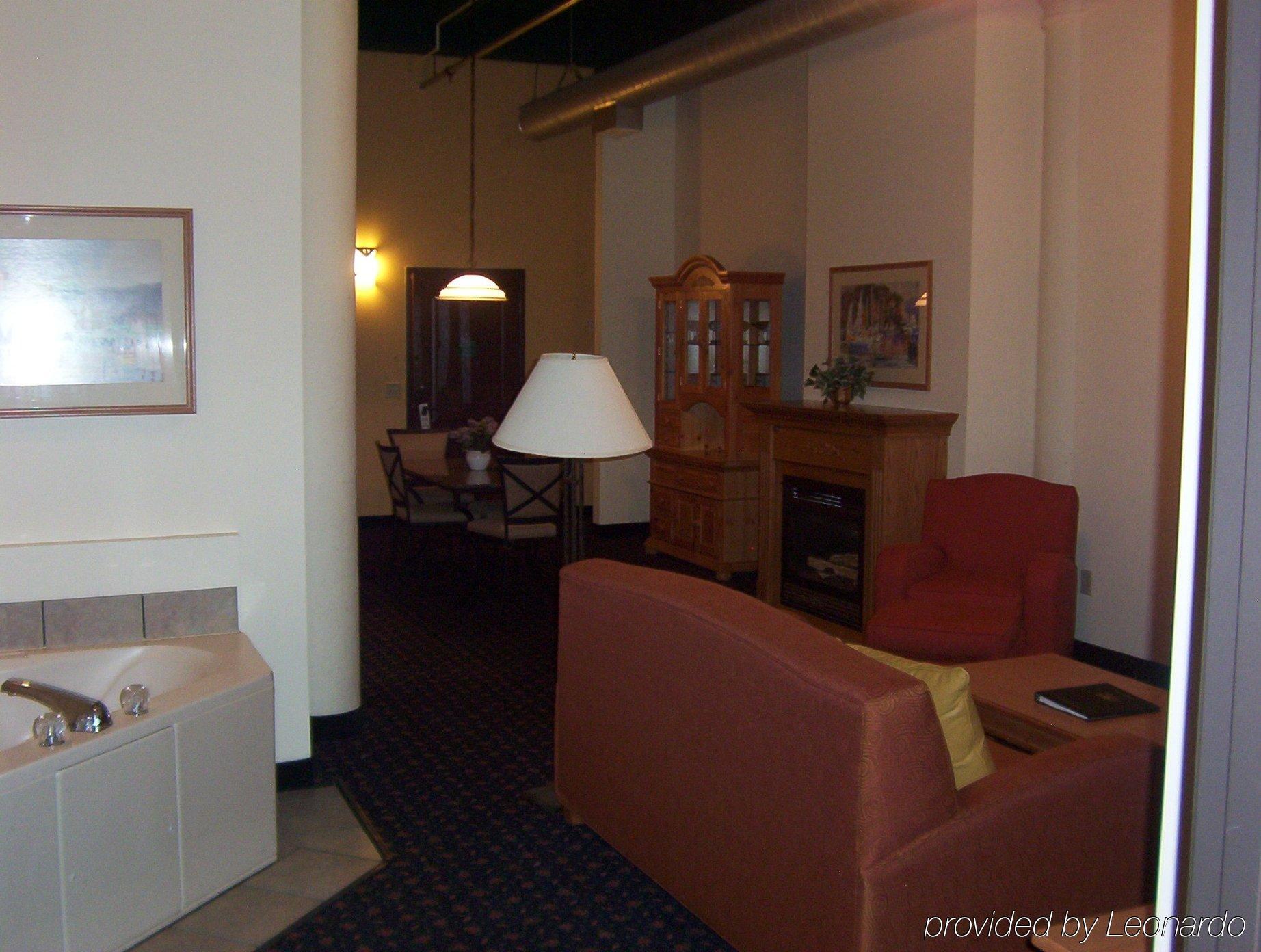 The Suites Hotel At Waterfront Plaza Дулут Номер фото