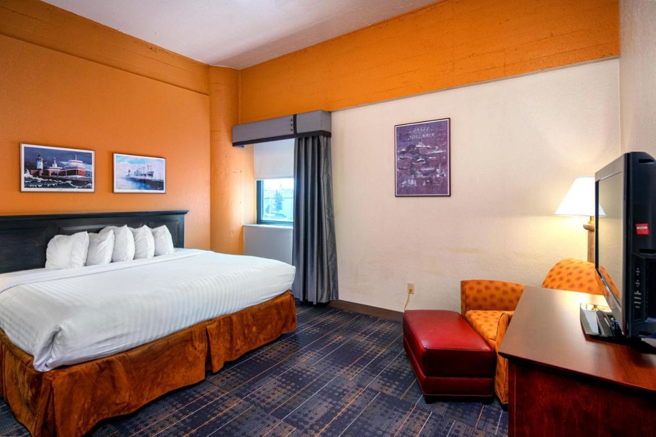 The Suites Hotel At Waterfront Plaza Дулут Екстер'єр фото