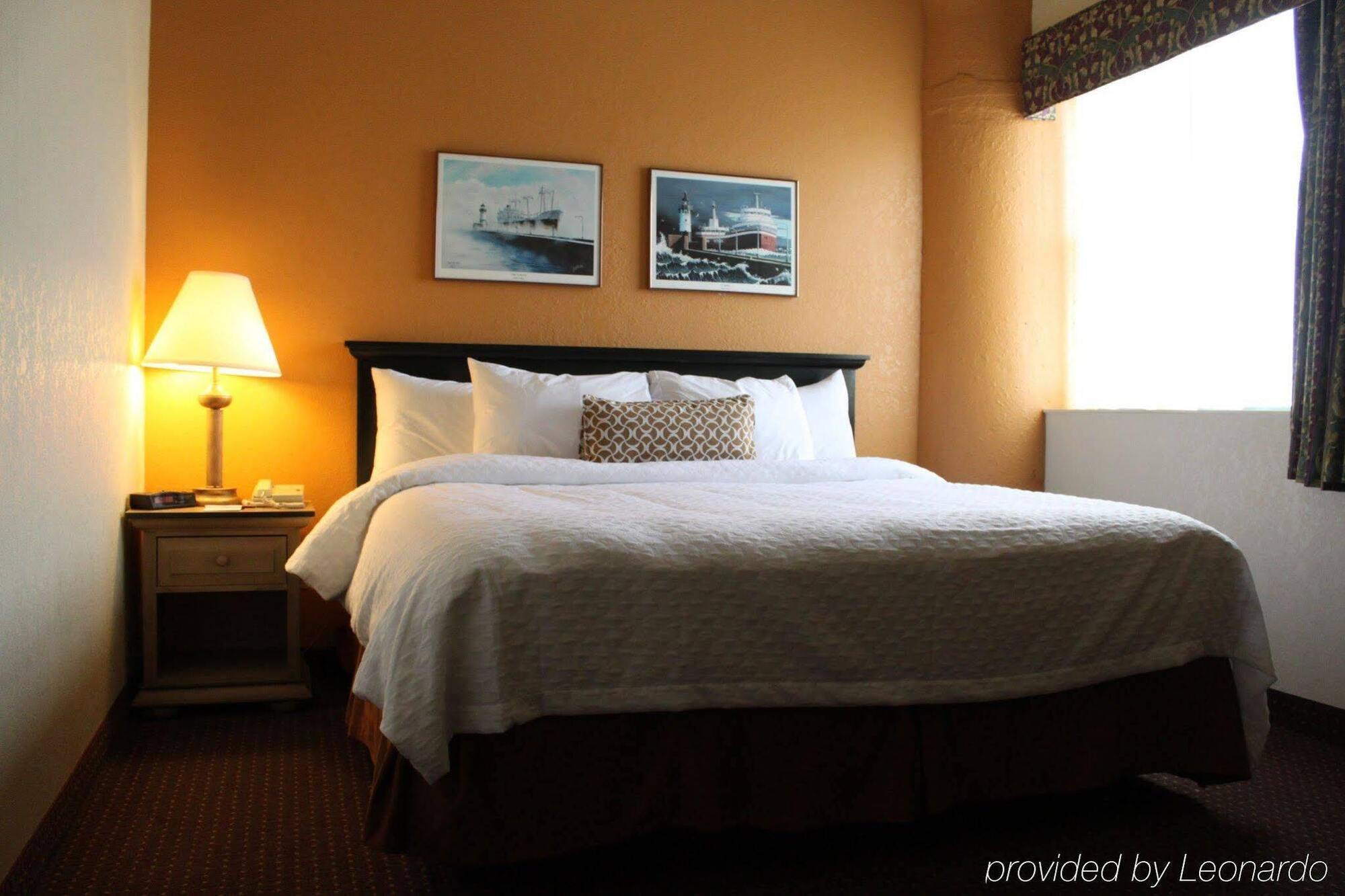 The Suites Hotel At Waterfront Plaza Дулут Екстер'єр фото